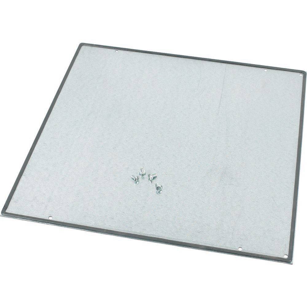 Ein quadratisches Metallblech mit kleinen Schrauben auf einem weißen Hintergrund.
