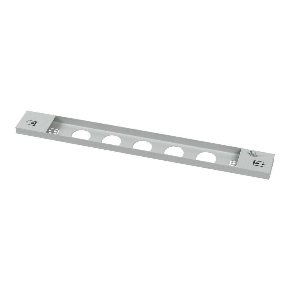 Ein weißer rechteckiger Rack-Mount-Netzstecker mit sechs kreisförmigen Ausschnitten, zwei Steckdosen und einem Sicherungsautomaten.