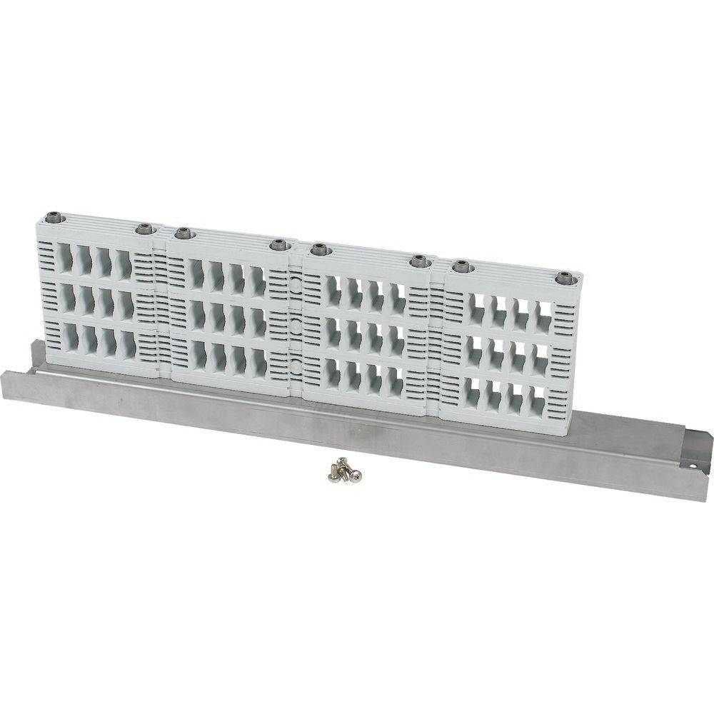 Ein rechteckiger Aluminium-Kühlkörper mit mehreren Kühlrippen ist auf einem Metallhalter montiert, der darauf ausgelegt ist, Wärme von elektronischen Bauteilen abzuleiten.