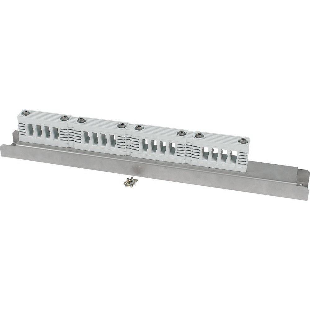 Ein weißer Klemmenblock mit mehreren Anschlusspunkten, montiert auf einer Metallschiene, mit einem kleinen Satz Schrauben davor.