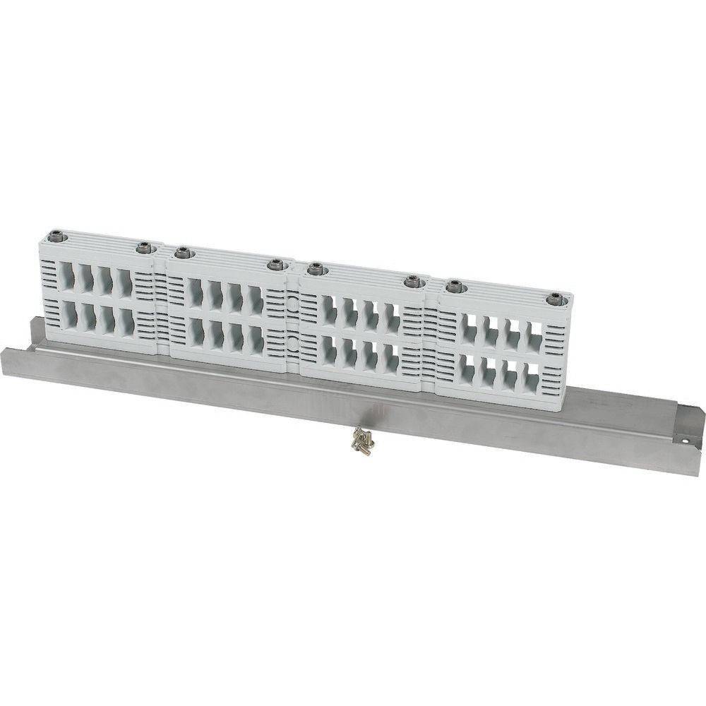 Ein weißes modulares Belüftungsziegelsystem, das auf einem Metallstützbalken montiert ist und für industrielle oder architektonische Zwecke konzipiert wurde.