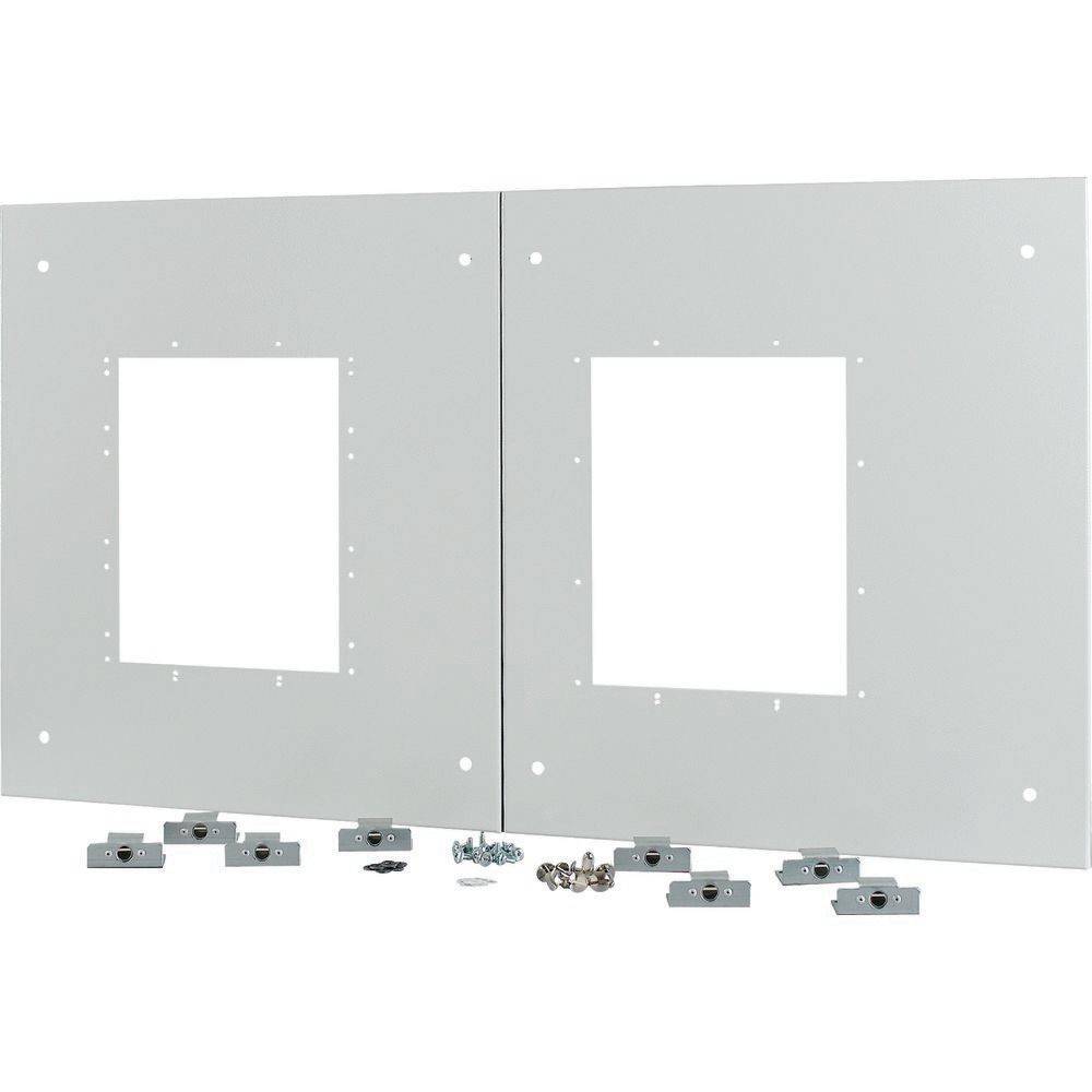 Zwei graue Metallmontageplatten mit quadratischen Ausschnitten, umgeben von kleinen Halterungen und Befestigungsmaterial, ausgelegt für die Installation von elektrischen Geräten.