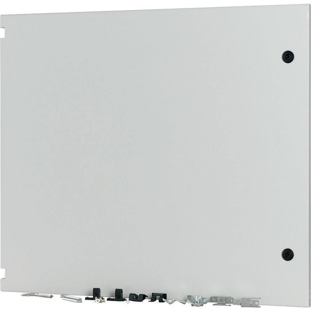 Ein Metallpanel mit angebrachten Schrauben und Clips, verwendet für elektrische oder Serverinstallationen. Schlichte weiße Ausführung mit sauberer und unmarkierter Oberfläche.