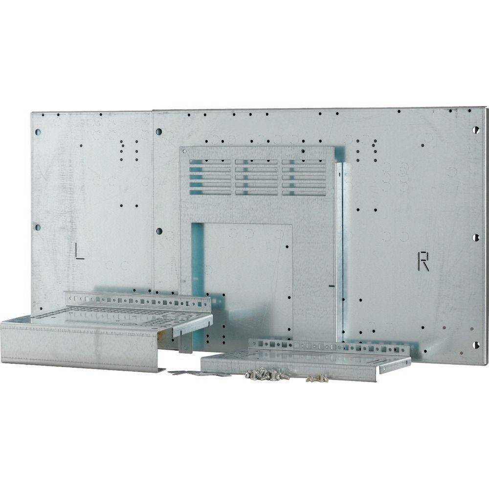 Ein Satz metallischer Halterungen und Platten, auf einer ebenen Fläche angeordnet, zur Verwendung bei Bau- oder Installationsarbeiten.