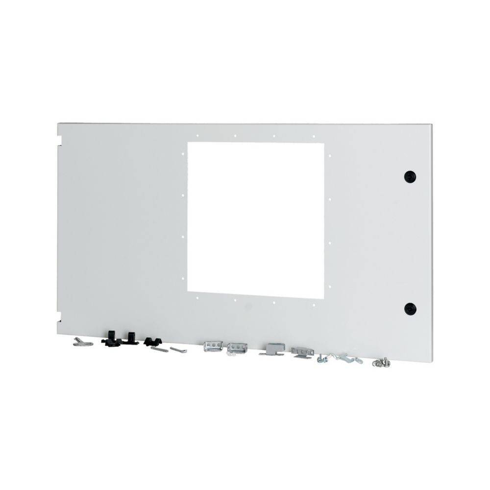 Weißes rechteckiges Panel mit quadratischer Aussparung in der Mitte, umgeben von verschiedenen kleinen Hardwareteilen, die davor aufgereiht sind, einschließlich Schrauben und Verbindern.