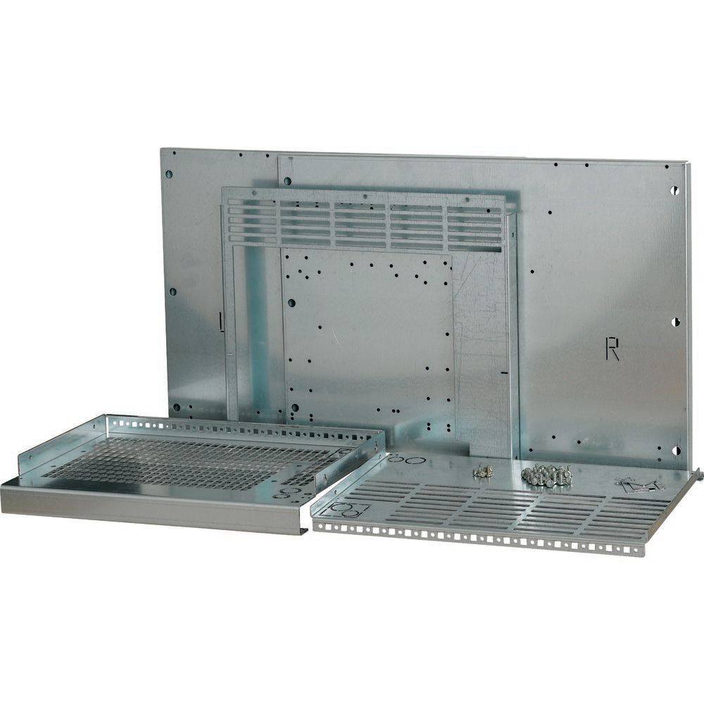 Metallisches elektrisches Schalttafel-Gehäuse, rechteckig mit gebohrten Löchern und Montageschlitzen, ausgestattet mit zwei abnehmbaren Platten und Schrauben.