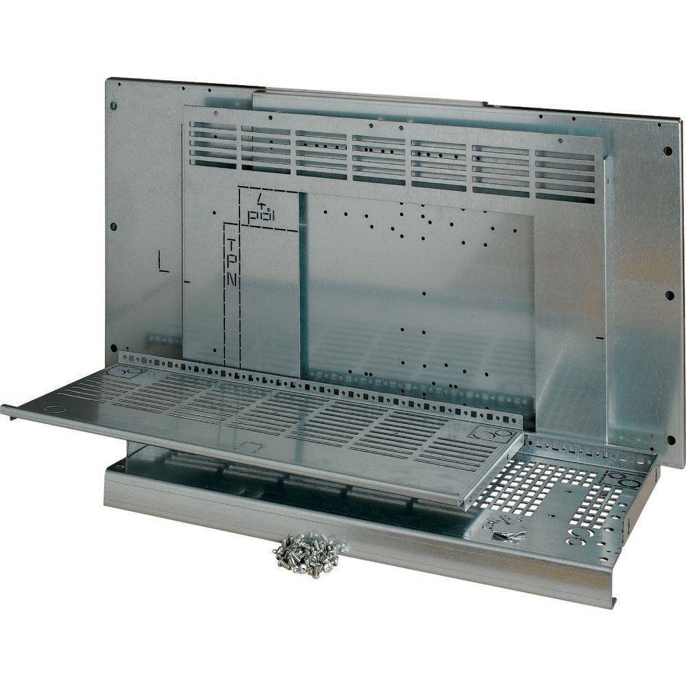 Eine Metallmontagehalterung mit zahlreichen Löchern und Schlitzen für die Kühlkörpermontage und Kabelführung in elektronischen Geräten.