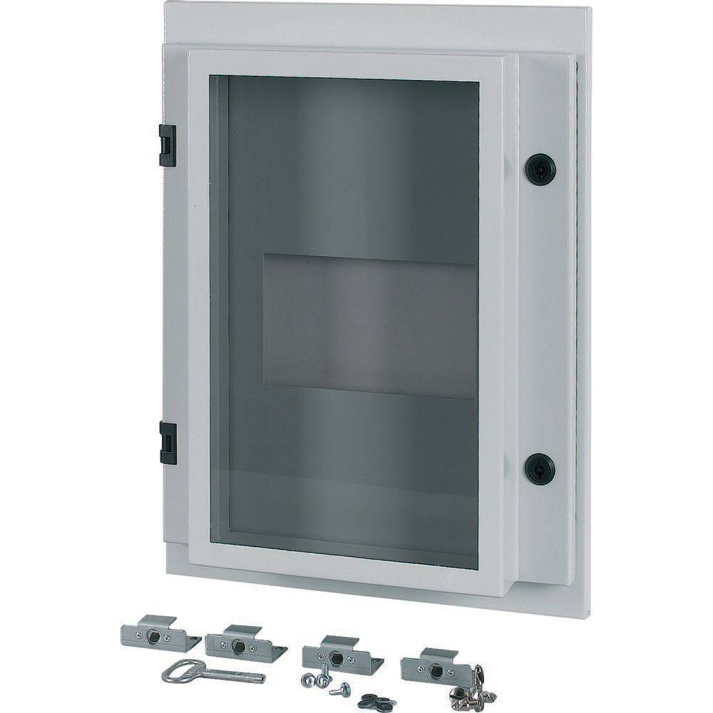 Eine Metallvitrine mit Glastür, Scharniere links. Darunter sind Befestigungsklammern und Zubehör vor dem Gehäuse angeordnet.