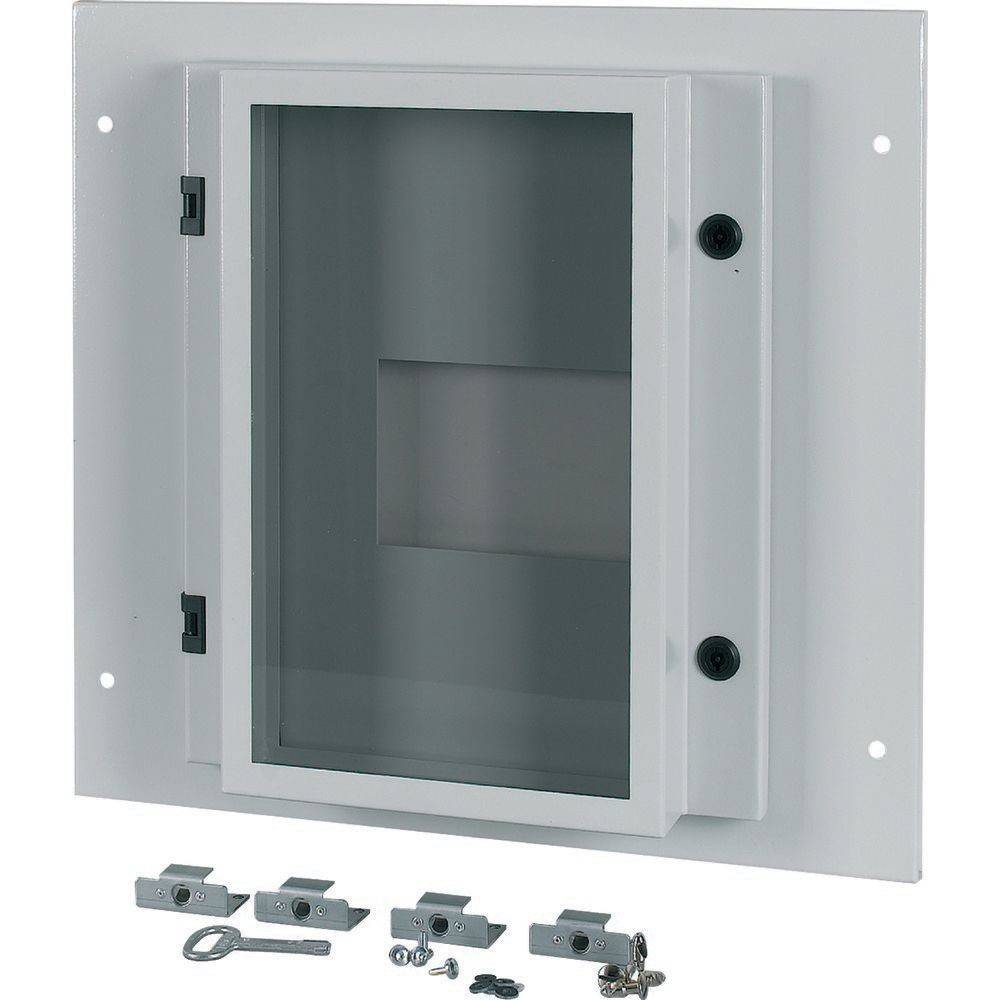 Ein weißer eingelassener Wandschrank mit einer Glastür und Metallscharnieren, inklusive Griffen, Schrauben und einem Schlüssel, der davor platziert ist.