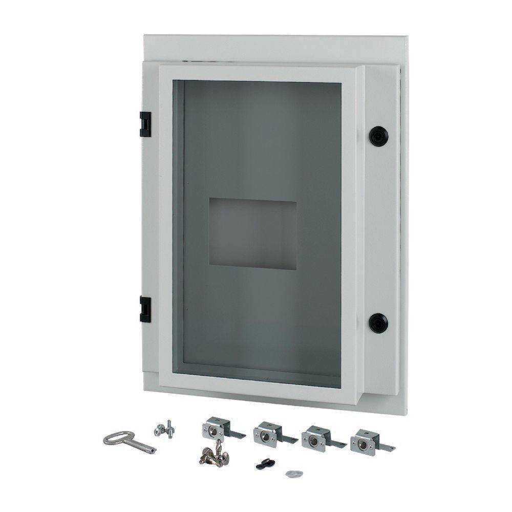 Ein Metallschaltschrank mit Glastür ist geöffnet und zeigt einen quadratischen Ausschnitt im Inneren. Darunter liegen ein Schlüssel, Schrauben und Schlösser.