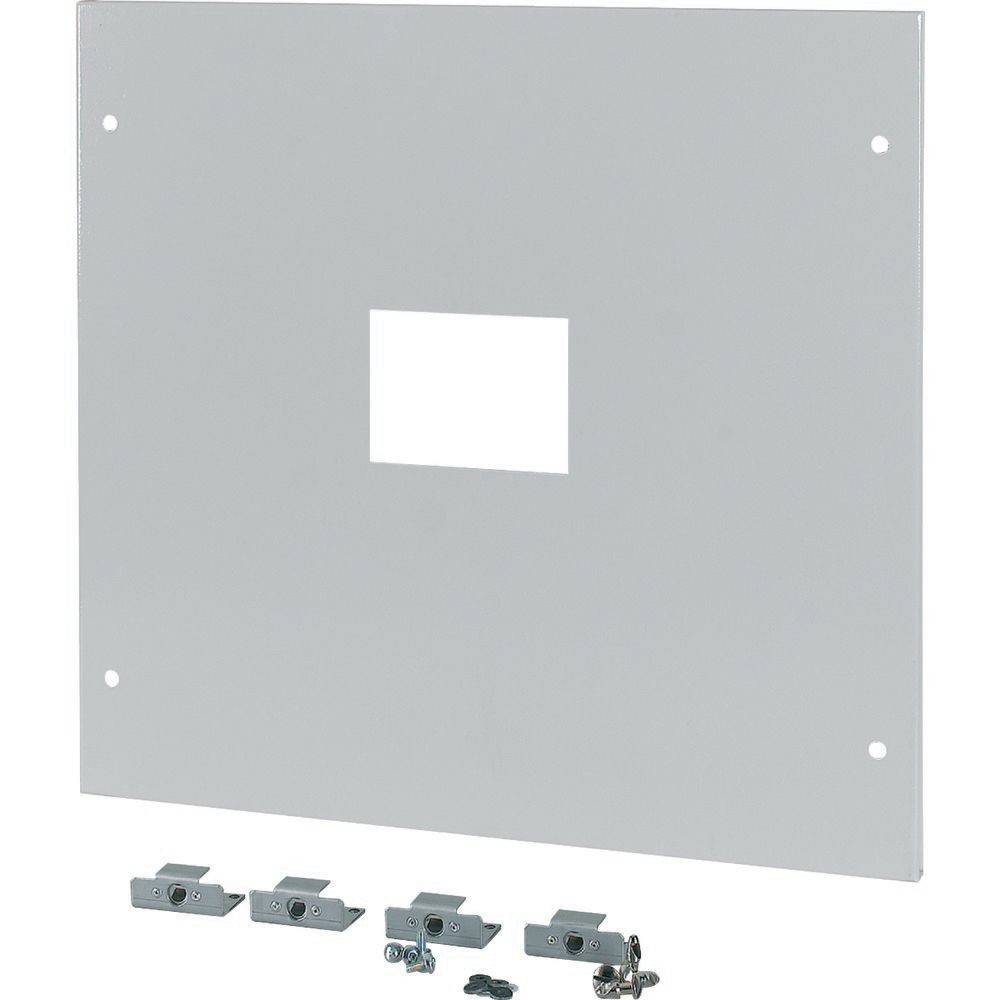 Ein grauer Metallpanel mit einem zentralen quadratischen Ausschnitt und vier umgebenden Befestigungslöchern; begleitet von vier kleinen Befestigungsklammern darunter.