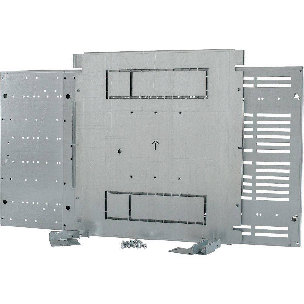 Ein silberner Metallmontagehalter mit mehreren Löchern und Schlitzen, zusammen mit kleinen Schrauben und Befestigungen, zur Installation von elektrischen Geräten.
