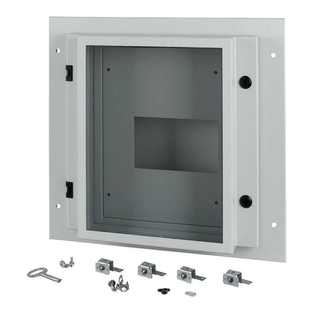 Eine graue, an der Wand befestigte Schlüsselbox mit einer transparenten Vordertür, begleitet von einem Schlüssel und mehreren Montagebeschlägen, die darunter platziert sind.