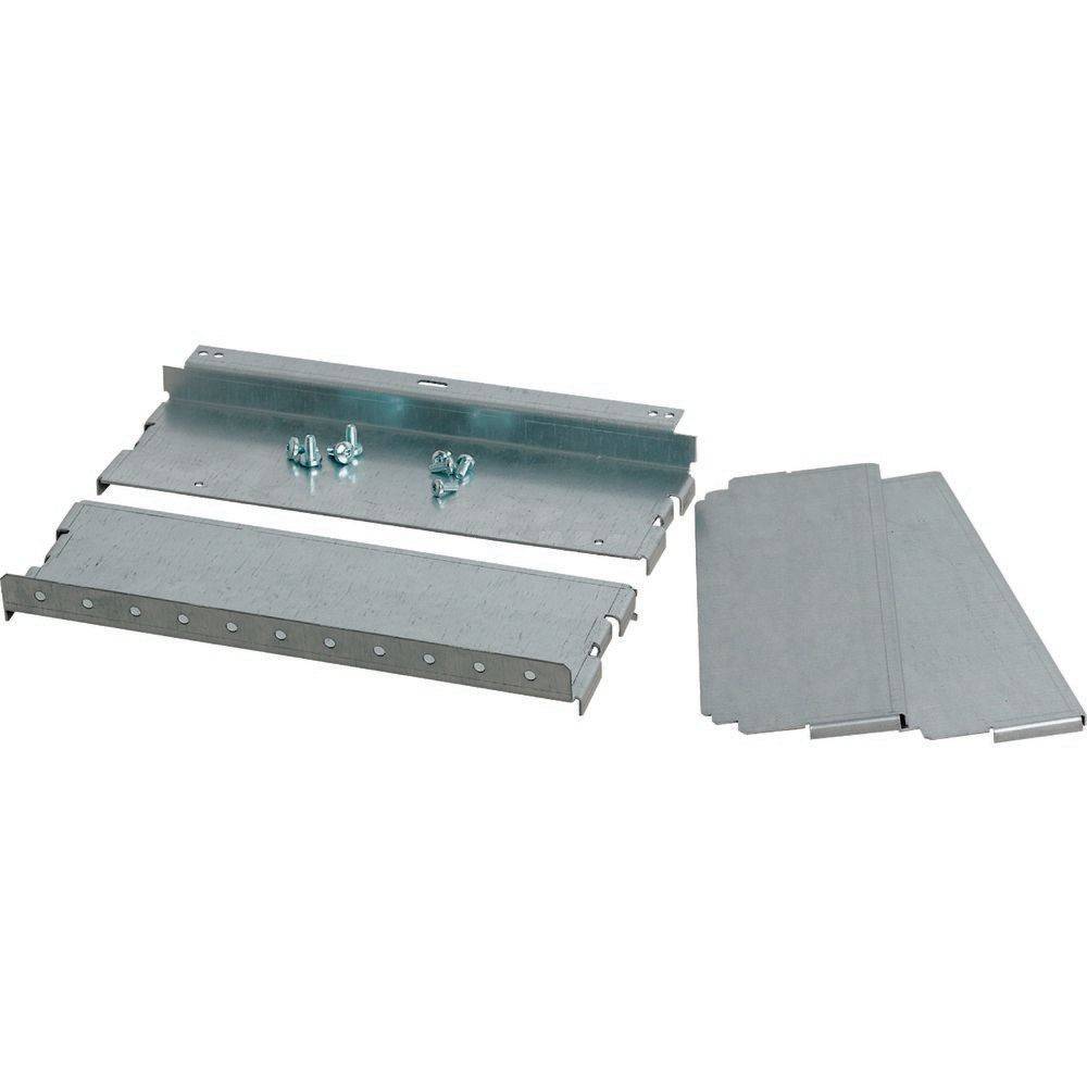 Metallhalterungen und -platten mit enthaltenen Schrauben, wahrscheinlich für Montage- oder Befestigungszwecke, auf weißem Hintergrund dargestellt.