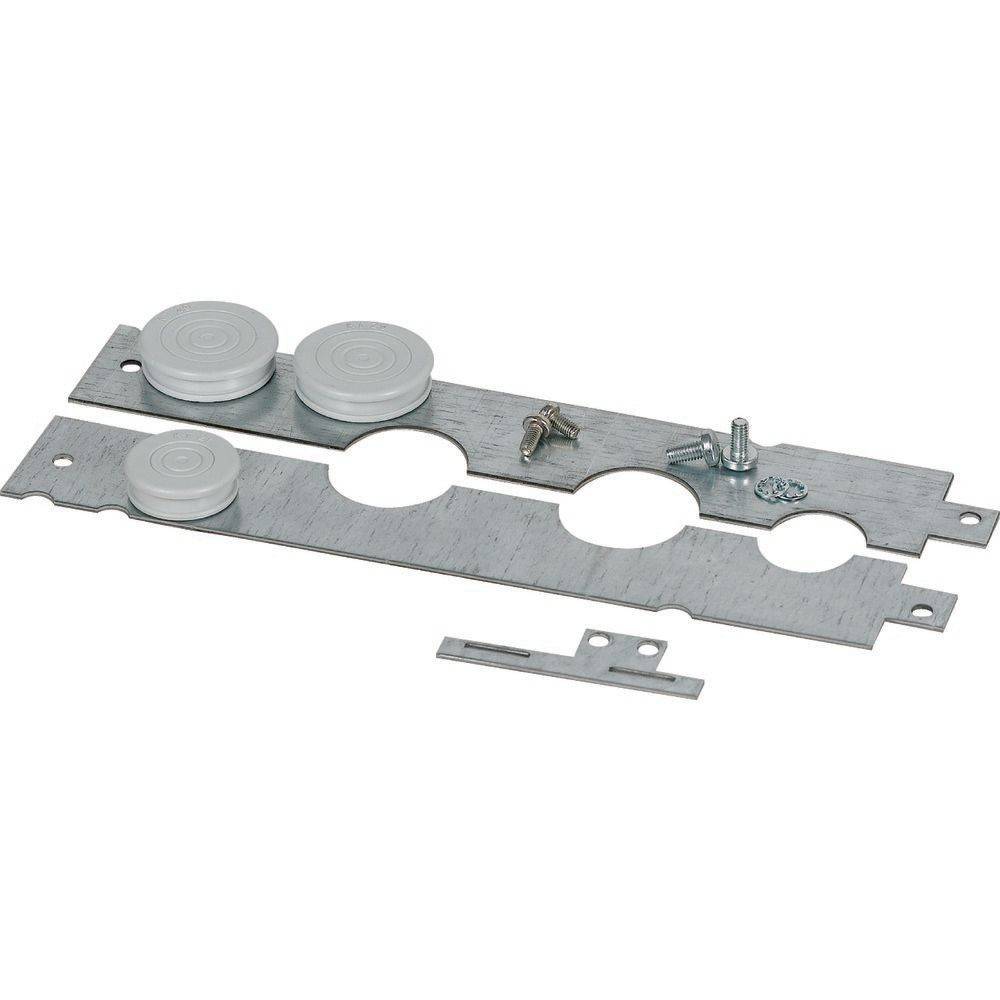 Ein Metallschiebetür-Beschlagset mit Rollen, Schrauben und Montageplatte auf einem weißen Hintergrund.