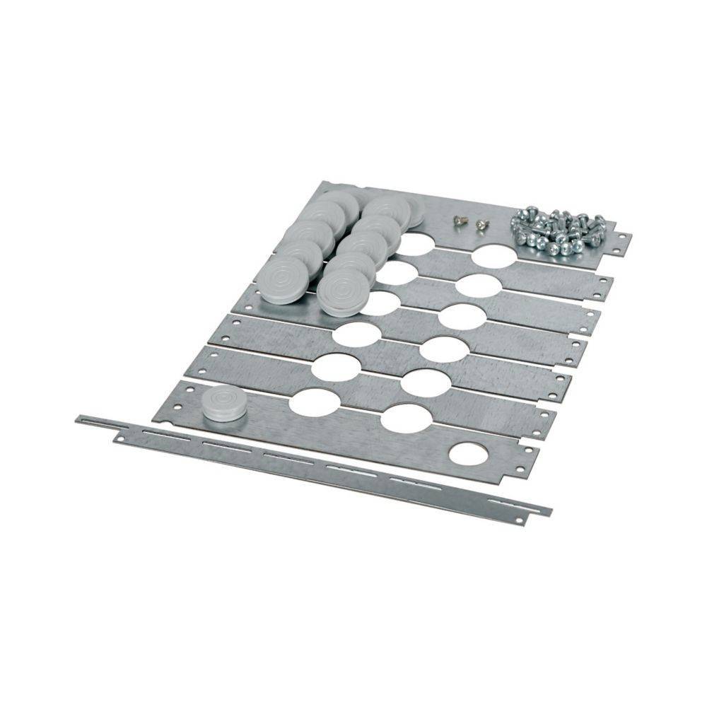 Metallhalterungen mit mehreren runden Ausschnitten, Schrauben und Plastikkappen sind auf einem weißen Hintergrund angeordnet, wahrscheinlich zum Befestigen von Kabeln verwendet.