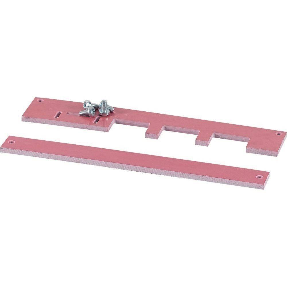 Rotes Metallbracket mit zwei parallelen Teilen und Schrauben an der Oberseite, das Ausschnitte für eine spezifische Befestigung oder Ausrichtung aufweist.