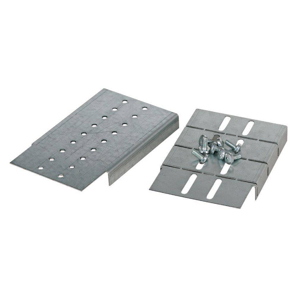 Zwei Metallplatten mit mehreren Schraublöchern zusammen mit einem Satz Schrauben und Muttern. Verwendet zum Zusammenbau von Strukturen oder Maschinen.