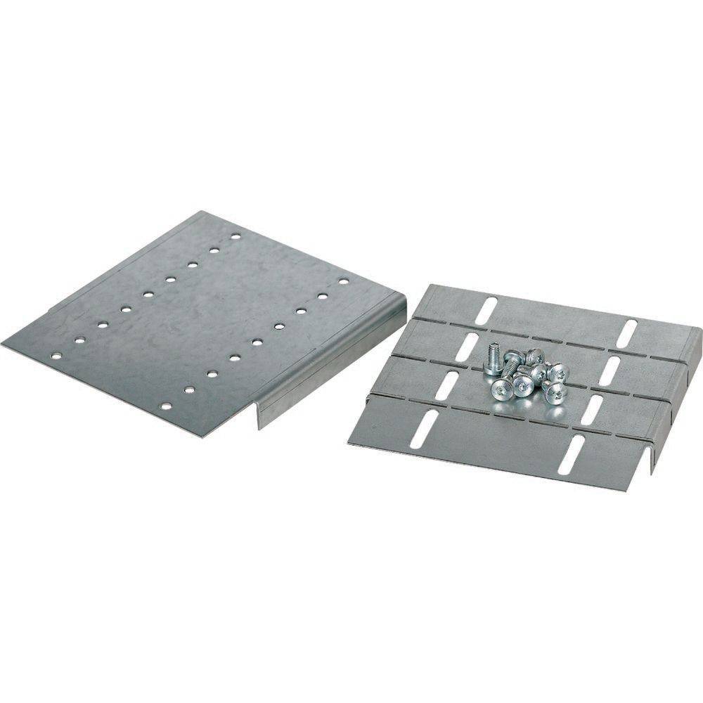 Zwei Metallverbindungsplatten mit vorgestanzten Löchern, dargestellt mit mehreren Schrauben, die zum Verbinden und Sichern von Strukturkomponenten verwendet werden.