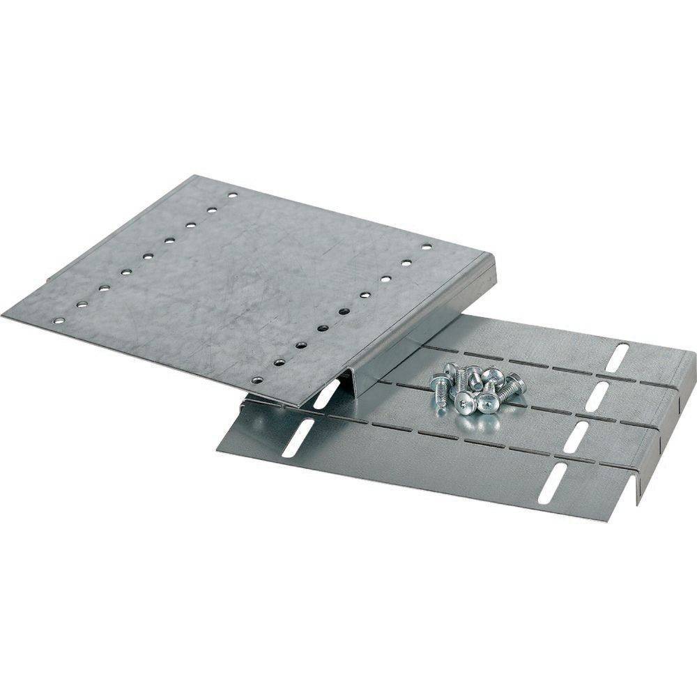 Metallklammer-Set mit Schrauben; umfasst gelochte Verstärkungsplatten, die für strukturelle Unterstützung oder Reparaturen in Bauprojekten verwendet werden.