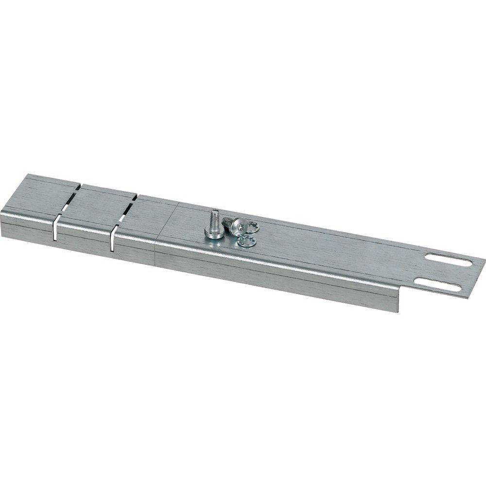 Ein Metalltürriegel mit einem rechteckigen Schieberiegel und zwei Schraubenlöchern, der zum Sichern von Türen oder Toren verwendet wird.