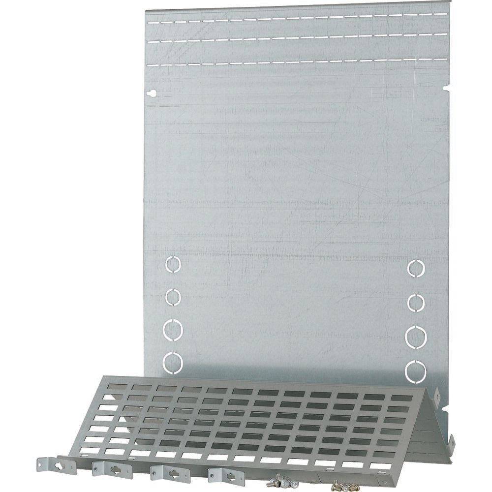 Große Stahlplatte mit horizontalen Schlitzen und Löchern zur Montage; separate Gitterplatte davor. Komponenten für Belüftung oder mechanischen Aufbau.