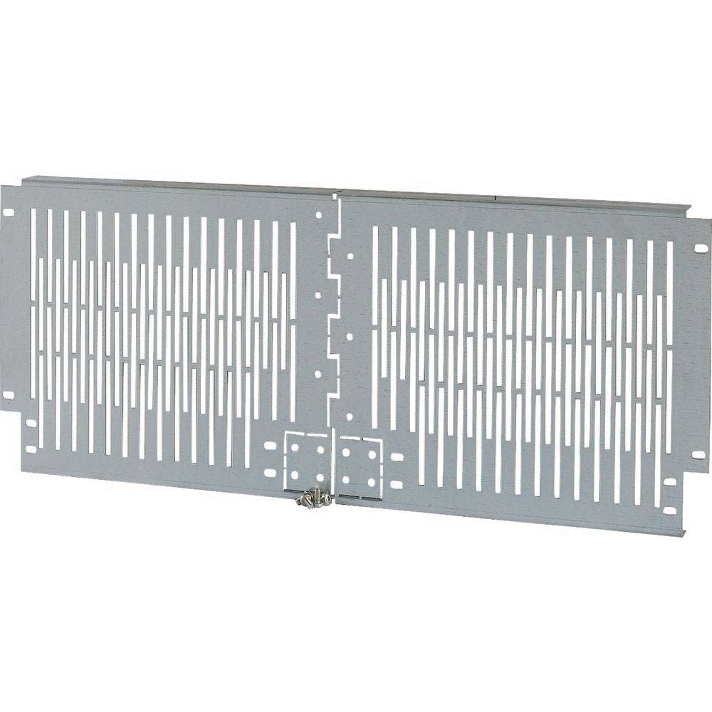 Ein Metallpanel mit vertikalen Schlitzen und Montagelöchern, das für Belüftung und Installation in elektronischen Geräten oder Serverracks konzipiert ist.