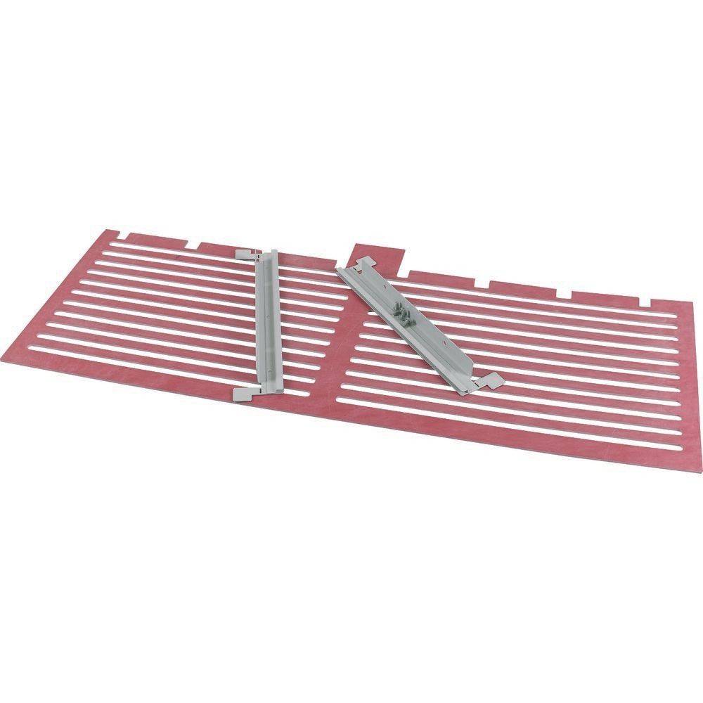 Rotes Dachpaneel mit zwei weißen Metallschneefängen oben drauf, entwickelt, um das Herabfallen von Schnee vom Dach zu verhindern.