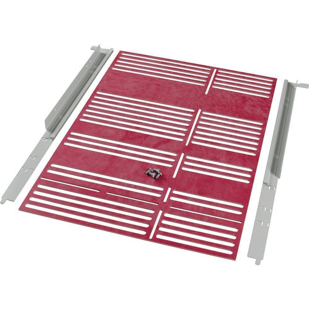 Ein zerlegtes rotes Grillrost-System mit zwei Metallseitenpaneelen und Schrauben. Das Gitterdesign ermöglicht eine gleichmäßige Wärmeverteilung.