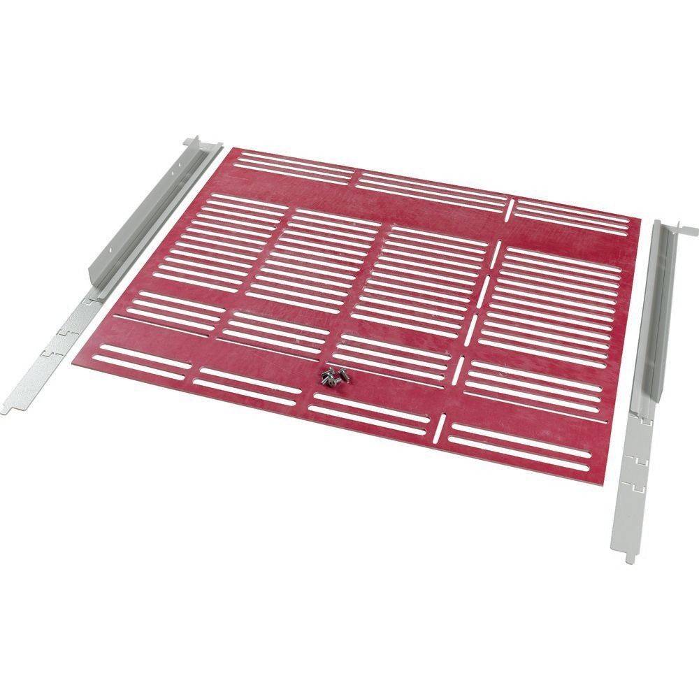 Ein roter, belüfteter Server-Rack-Einschub mit verstellbaren Montagehalterungen und Schrauben, entwickelt für verbesserte Luftzirkulation und Unterstützung in Rack-Schränken.
