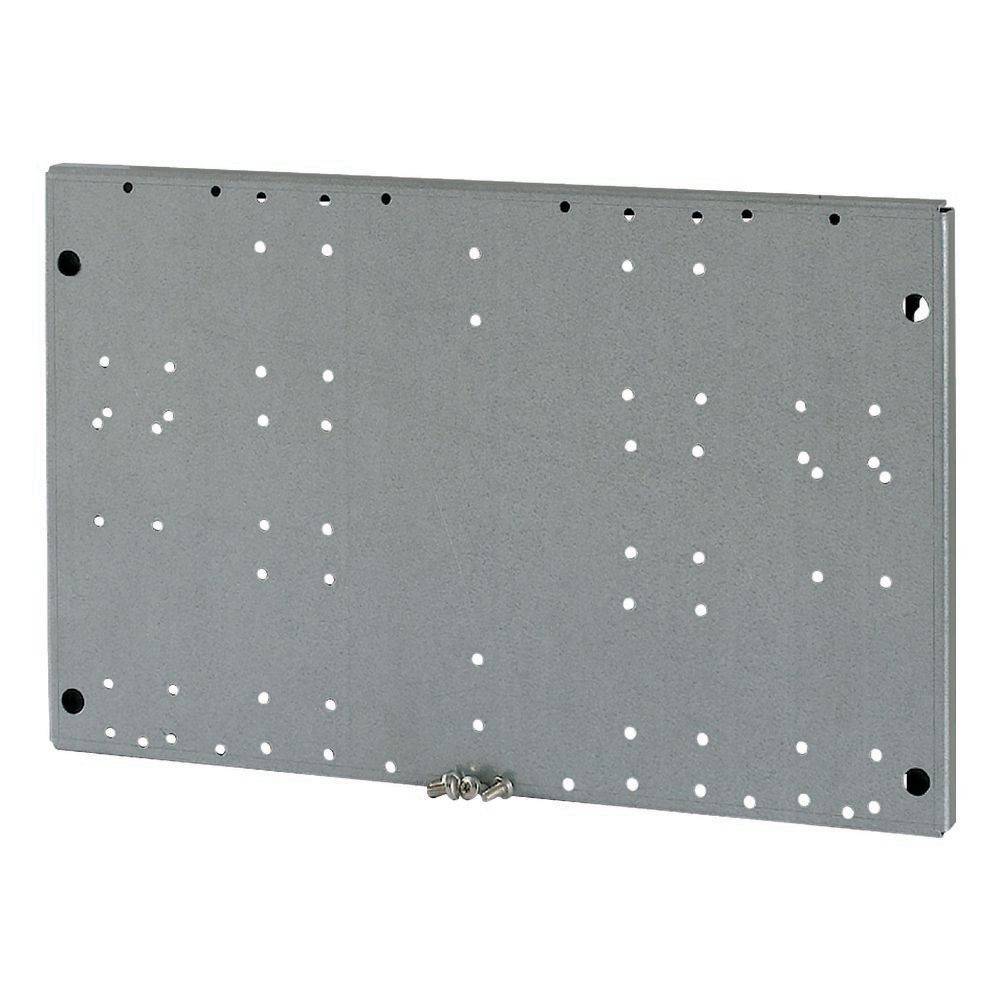 Eine flache, rechteckige Metallplatte mit mehreren kleinen Löchern, die in Reihen und Spalten angeordnet sind. Zwei Schrauben sind nahe der unteren Mitte befestigt.