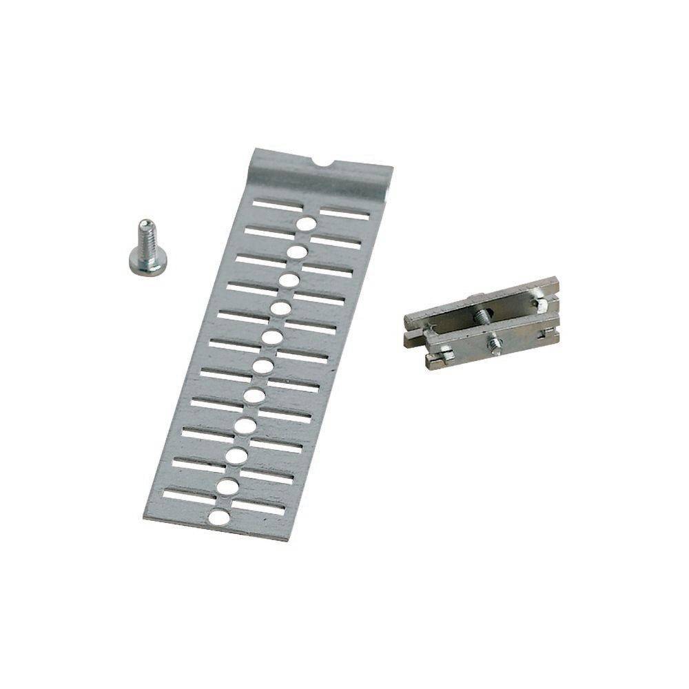 Metallstanzblech mit ausgerichteten Schlitzen und kleinen Metallstücken für elektronische Komponentenverbindungen.