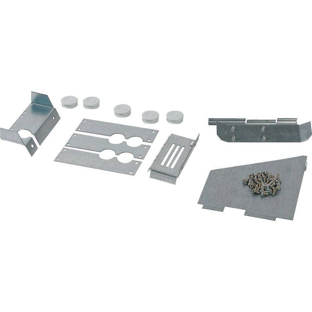 Ein Satz Metallmontagehalterungen mit Schrauben, Unterlegscheiben und Platten, die auf einem weißen Hintergrund angeordnet sind.