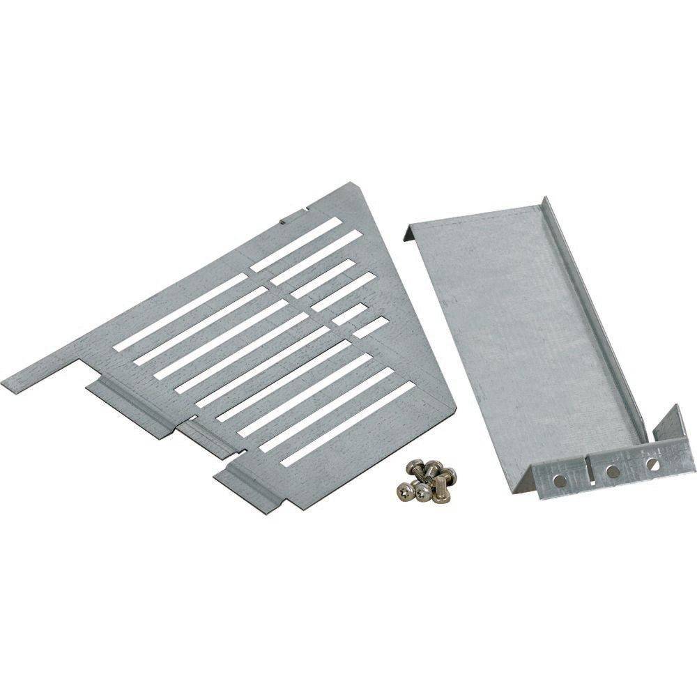 Metallklammern und Schrauben für den Computergehäuse-Zusammenbau; umfasst belüftete und geschlossene Platten mit Befestigungsmaterial, auf weißem Hintergrund.