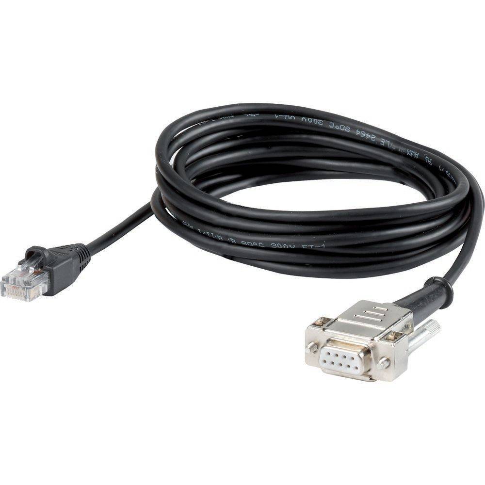 Ein schwarzes serielles Ethernet-Kabel, das auf einer Oberfläche gewickelt ist und einen RJ-45-Anschluss auf der einen Seite und einen DB9-Anschluss auf der anderen Seite aufweist.