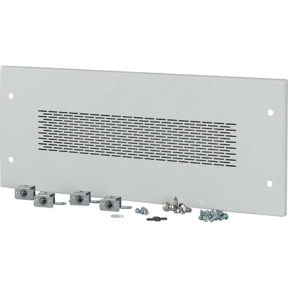 Metallpaneel mit einem geschlitzten Lüftungsschlitz, begleitet von verschiedenen Schrauben und Befestigungsmaterial, vor dem Panel angeordnet.