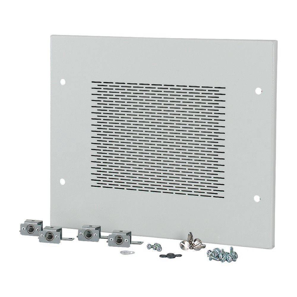 Ein rechteckiges Metallpaneel mit Lüftungsschlitzen in der Mitte, umgeben von Schrauben und kleinen Metallhalterungen, die auf einer weißen Oberfläche angeordnet sind.