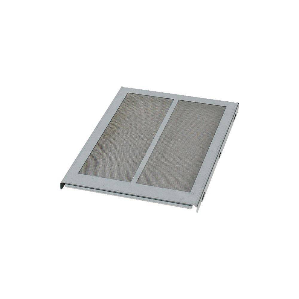 Luftfilterpanel mit einem Metallrahmen und Drahtgittersieb, verwendet zur Filtration in Heizungs-, Lüftungs- und Klimaanlagen, auf weißem Hintergrund isoliert.