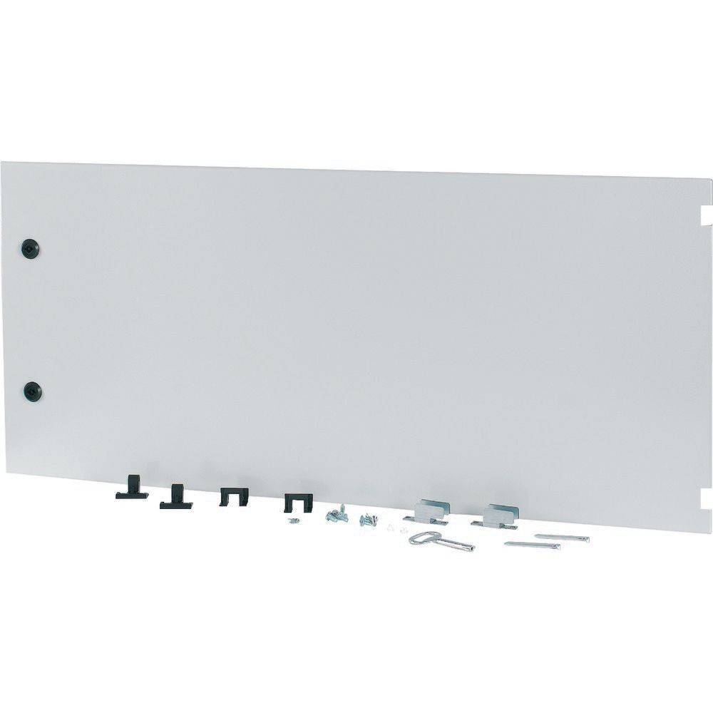 Metall-Türpaneel-Set mit verschiedenen Befestigungselementen, einschließlich Schrauben und Haken, auf einem einfarbigen weißen Hintergrund präsentiert.