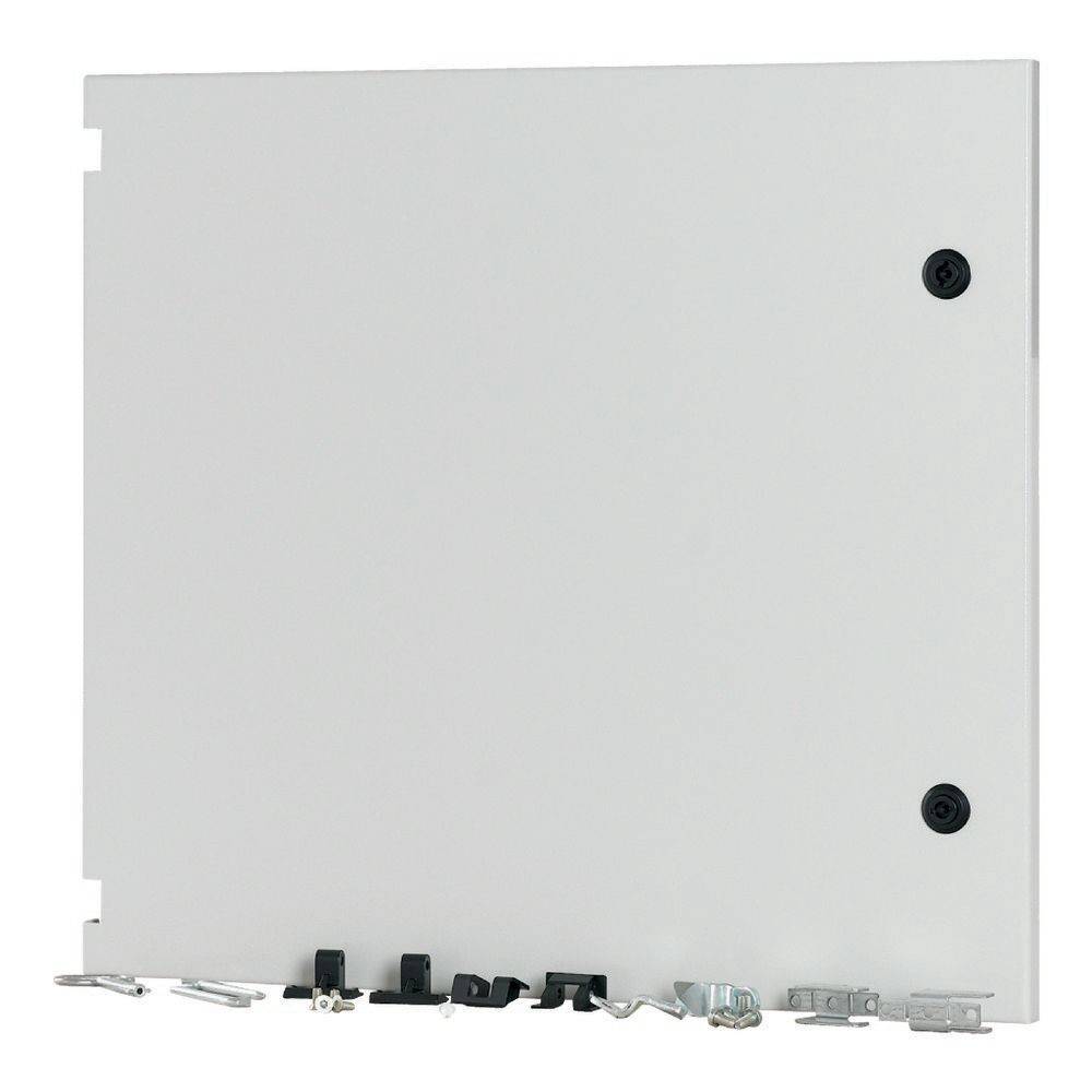 Ein weißer quadratischer elektrischer Schalttafeldeckel mit Befestigungsclips und Schrauben entlang der Unterkante. Zwei Bohrlöcher auf der rechten Seite.