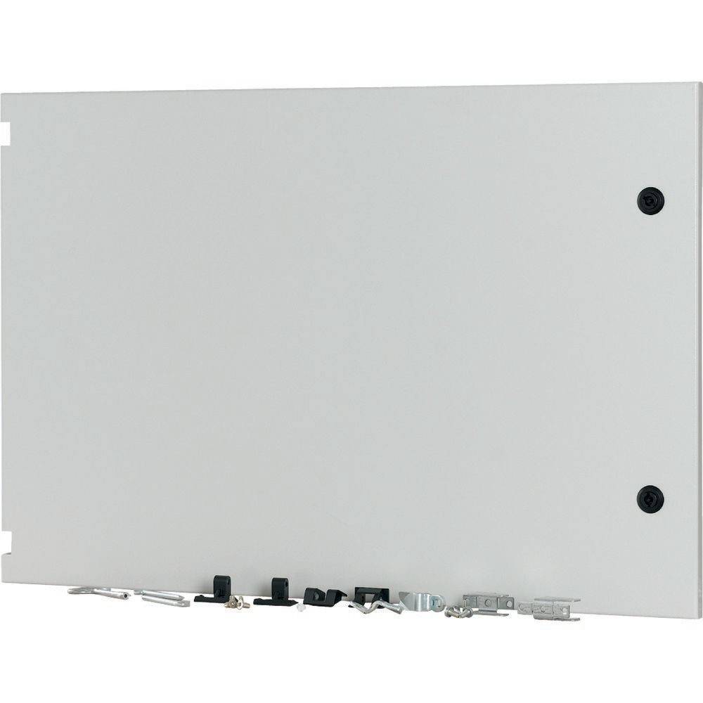 Ein rechteckiges, schlichtes graues Panel mit kleinen Hardwareelementen, die entlang der unteren Kante befestigt sind. Zwei schwarze Schraubenköpfe sind auf der rechten Seite sichtbar.