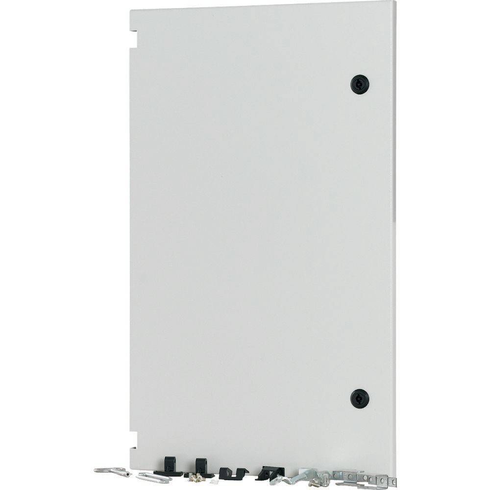 Ein weißes Metallpanel mit zwei schwarzen Schrauben und mehreren kleinen Metallkomponenten, die unten befestigt sind.