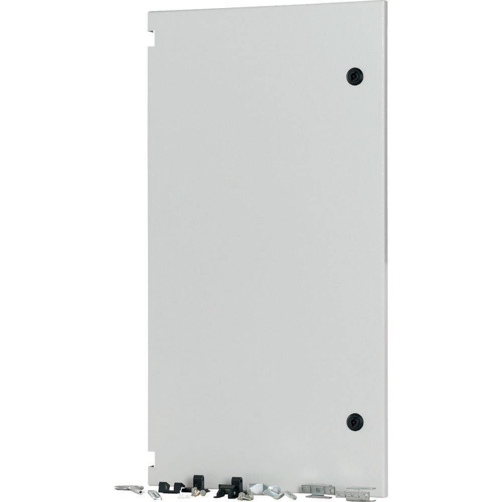 Ein hoher, schlichter Metallpaneel mit zwei Schraubenlöchern, der vertikal steht. Kleine Hardware-Teile liegen verstreut an der Basis.
