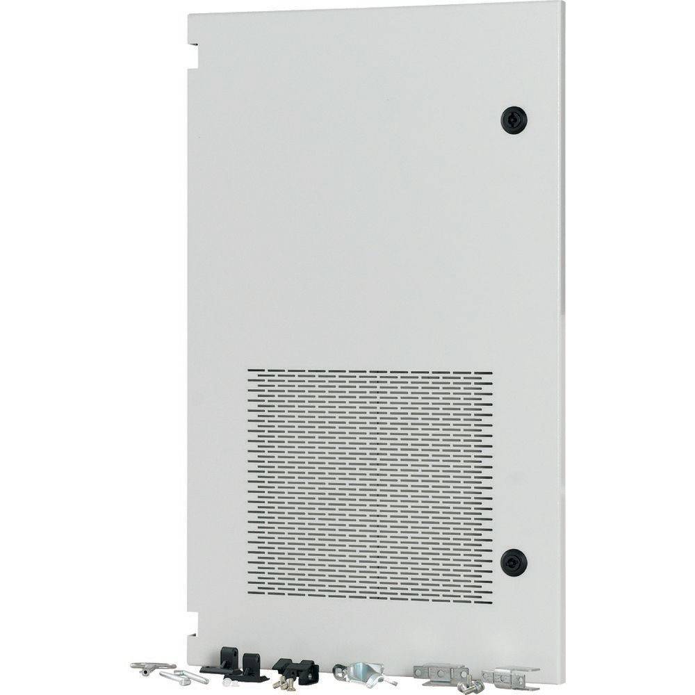 Ein Metallpanel mit Lüftungsschlitzen am unteren Rand und verschiedenem Befestigungsmaterial, das darunter ausgelegt ist.
