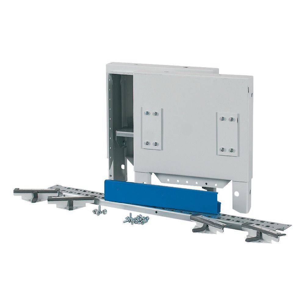 Ein metallisches elektrisches Gehäuse mit Befestigungsbügeln und Schrauben, ausgestattet mit einer blauen Trennwand, zur Sicherung von Verdrahtungssystemen.