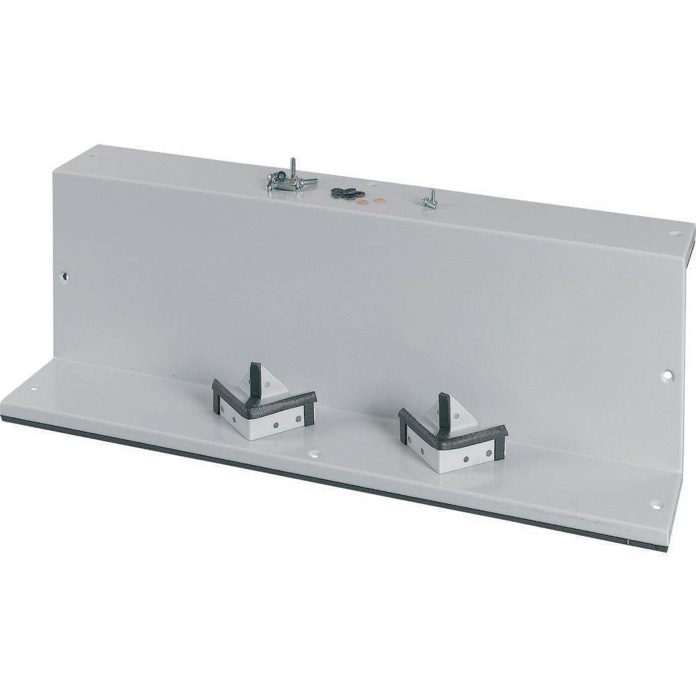 Ein Metallgegenstand mit zwei Klammern, die an einer rechteckigen Basis befestigt sind und zur Befestigung und Positionierung von Gegenständen in industriellen oder Laborumgebungen verwendet wird.