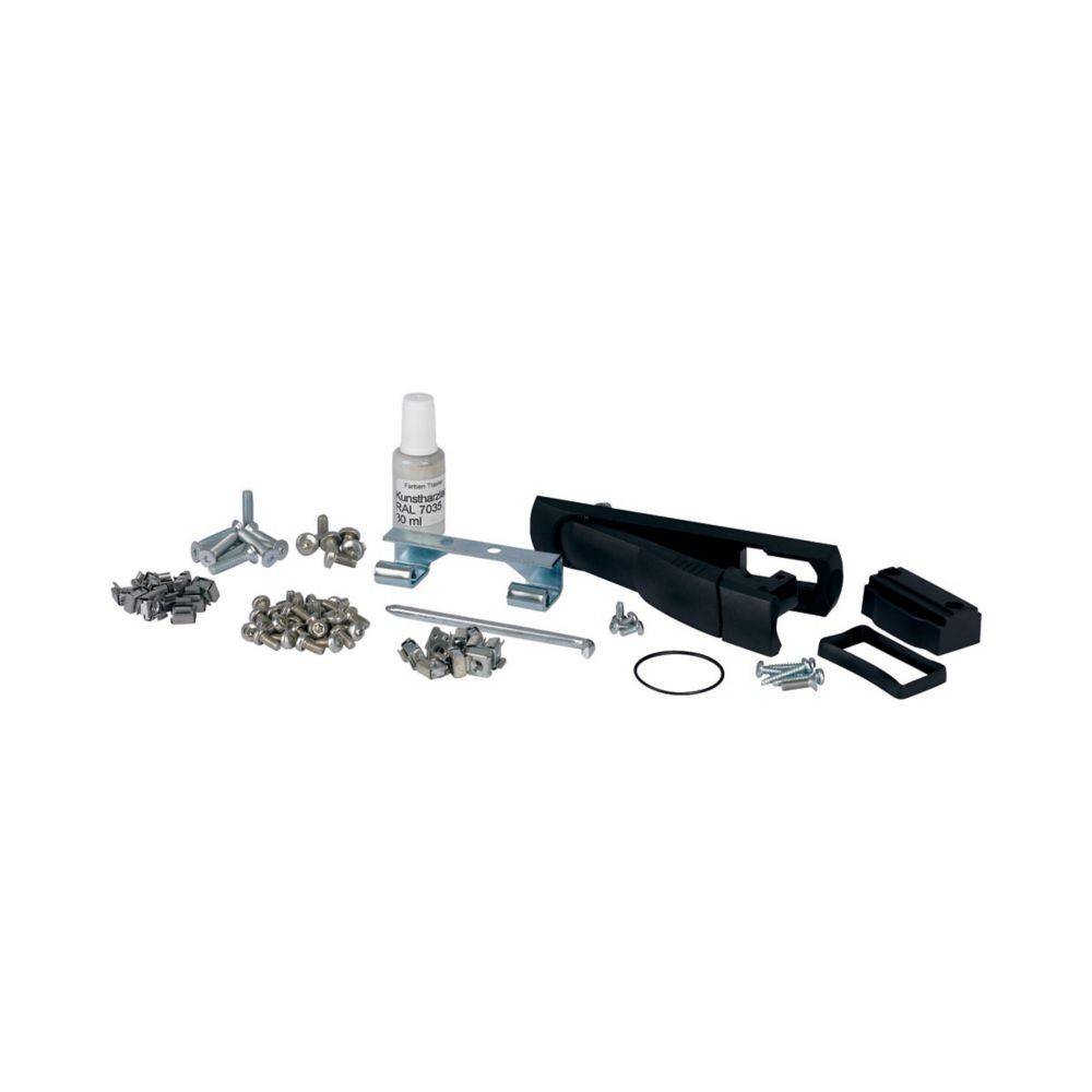 Verschiedene Sammlung von Metall- und Kunststoff-Hardwarekomponenten, einschließlich Schrauben, Halterungen, einer kleinen Flasche und einem schwarzen Werkzeuggriff.