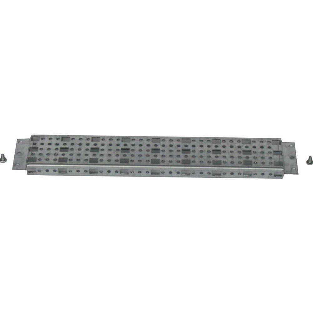 Eine Metallhalterung mit Lochungen, die mehrere Löcher aufweist und zum Befestigen oder Abstützen von elektrischen Schalttafeln oder Geräten verwendet wird. Enthält zwei Schrauben.