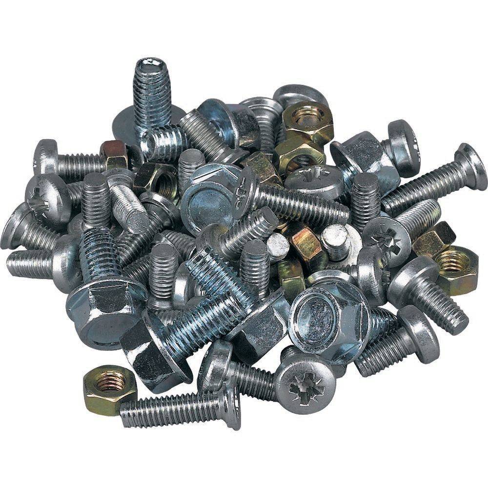 Ein Haufen sortierter Metallmuttern und Schrauben in verschiedenen Größen und Typen, die üblicherweise zum Befestigen von Materialien in Bau- und Reparaturarbeiten verwendet werden.