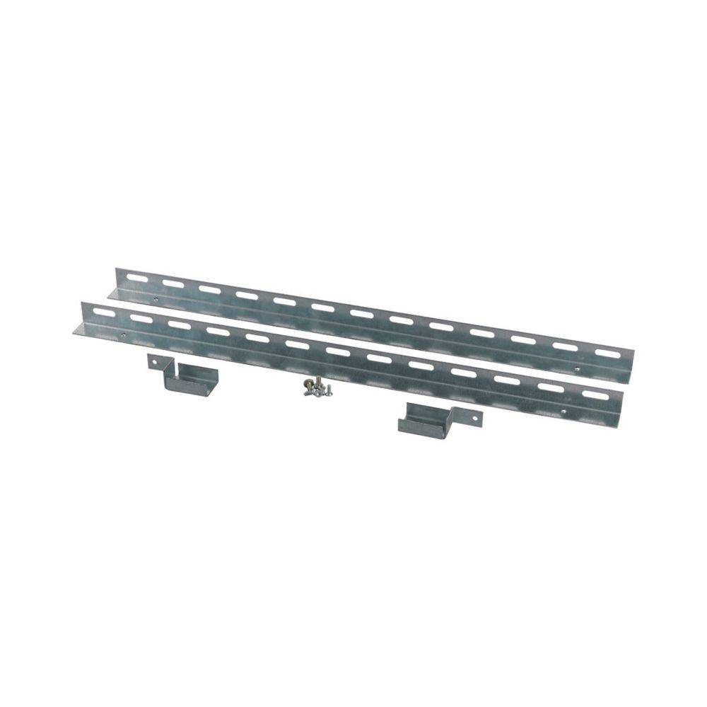 Metallischer Winkelverbinder mit Schlitzen, Schrauben und Befestigungsmaterial, verwendet für tragende Konstruktionen oder Regalsysteme.